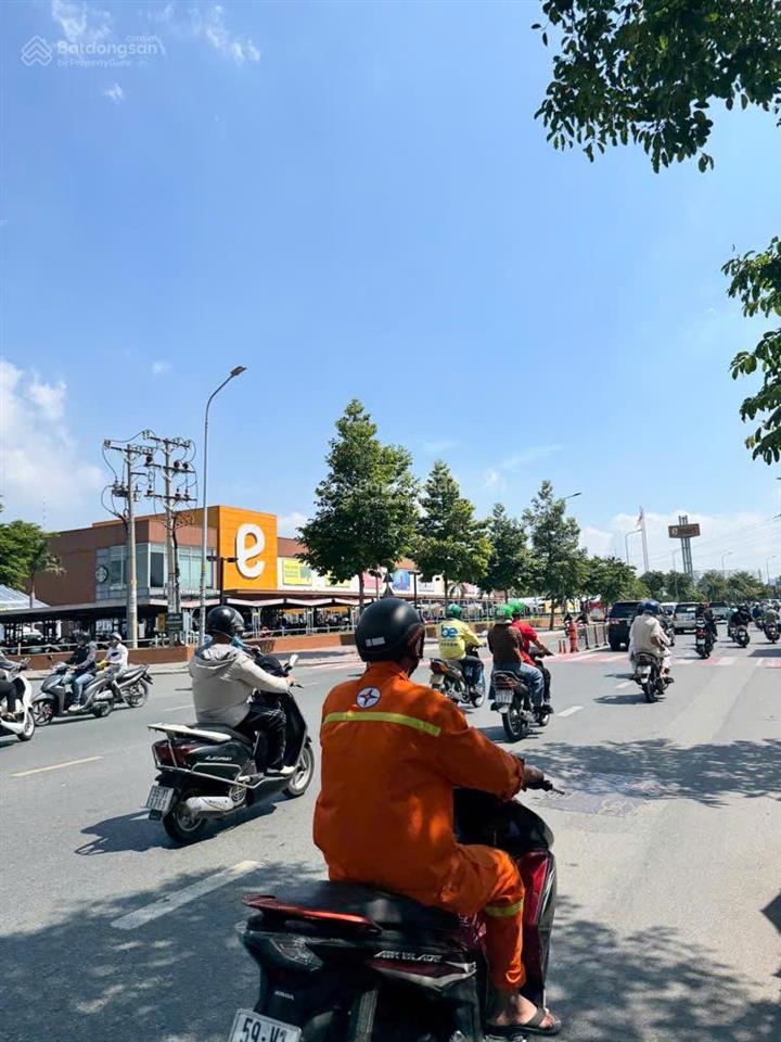 Gấp bán giá tốt, sát mặt tiền ngay emart phan văn trị, hẻm xe hơi, 60m2 chỉ hơn 5 tỷ