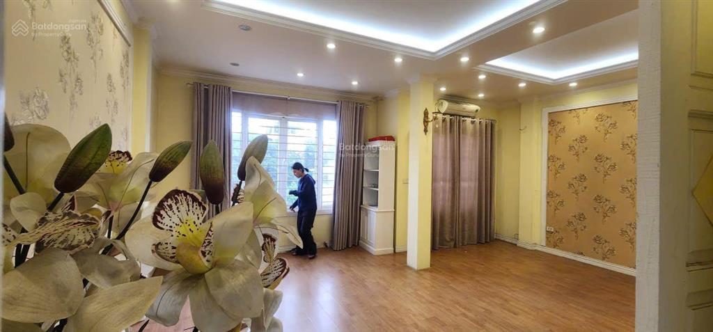 Cho thuê gấp căn nhà 6 tầng, thông sản, ô tô đỗ ngày đêm, xe máy để thoải mái