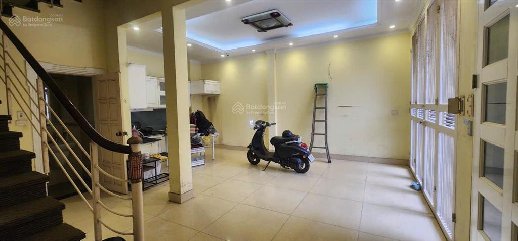 Cho thuê gấp căn nhà 6 tầng, thông sản, ô tô đỗ ngày đêm, xe máy để thoải mái