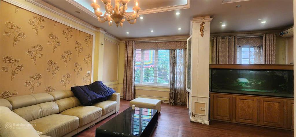 Cho thuê gấp căn nhà 6 tầng, thông sản, ô tô đỗ ngày đêm, xe máy để thoải mái