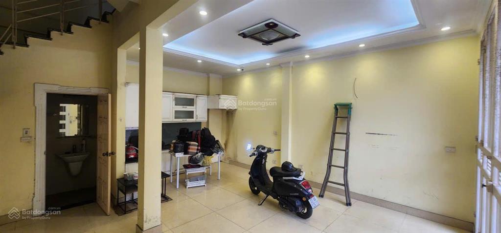 Cho thuê gấp căn nhà 6 tầng, thông sản, ô tô đỗ ngày đêm, xe máy để thoải mái