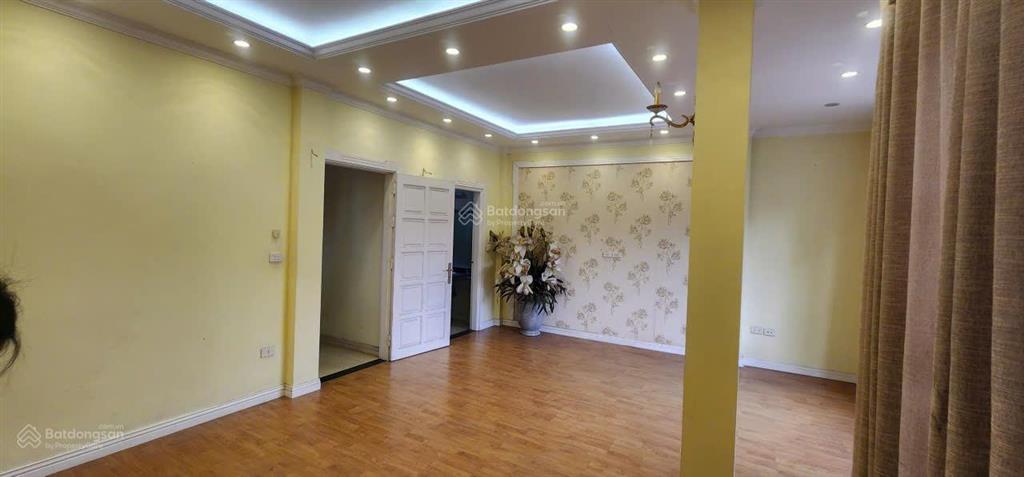 Cho thuê gấp căn nhà 6 tầng, thông sản, ô tô đỗ ngày đêm, xe máy để thoải mái