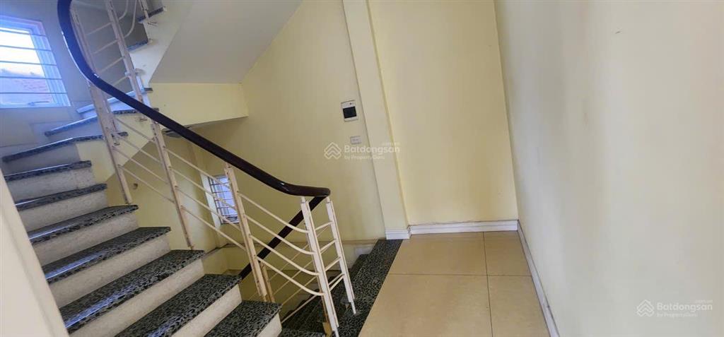 Cho thuê gấp căn nhà 6 tầng, thông sản, ô tô đỗ ngày đêm, xe máy để thoải mái