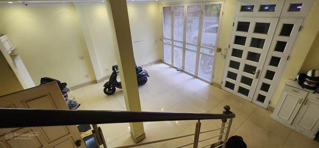 Cho thuê gấp căn nhà 6 tầng, thông sản, ô tô đỗ ngày đêm, xe máy để thoải mái