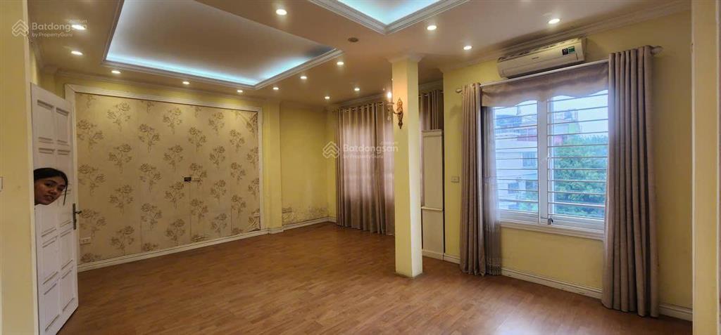 Cho thuê gấp căn nhà 6 tầng, thông sản, ô tô đỗ ngày đêm, xe máy để thoải mái