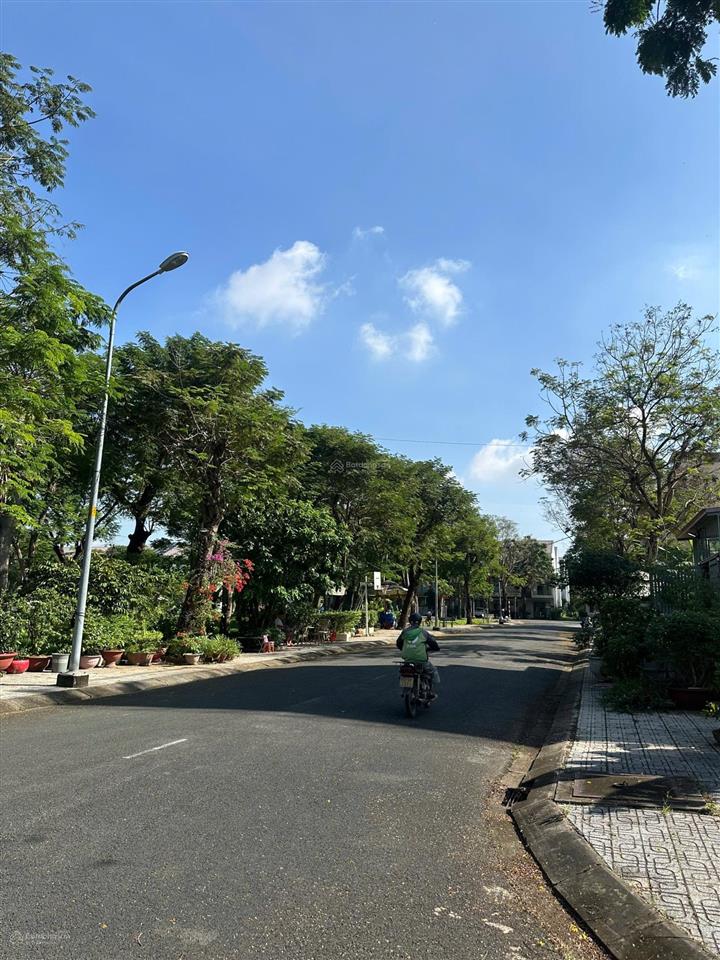 Lô góc công viên 10m x 18m, đường 12m, khu dân cư an ninh