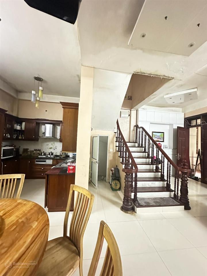 Bán nhà phố hoàng quốc việt 54m 10.6ty dân xây ngõ 3 gác tận cửa đầu ngõ ra oto 30m