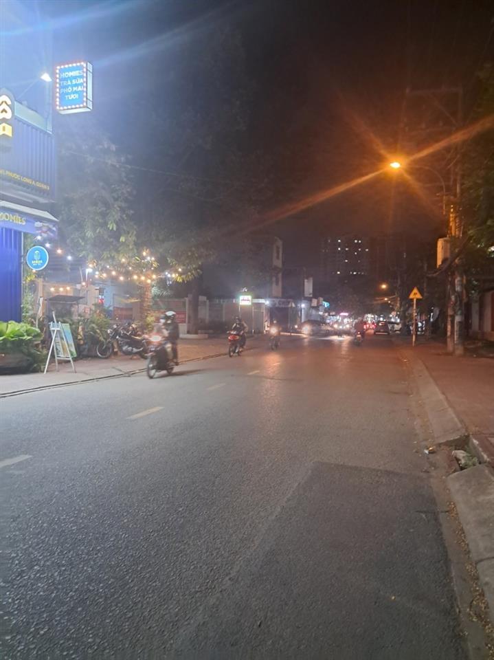 Bán nhà đường Hồ Bá Phấn, Phước Long A, 9, TP HCM. DT 130m2, 2 tầng, 4PN, giá 9,8 tỷ, sổ