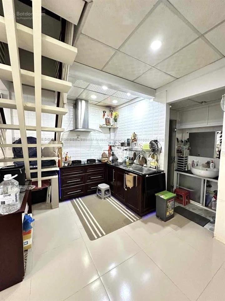 Nhà lạc long quân ngang lớn (4.7x11m) xe hơi tới nhà