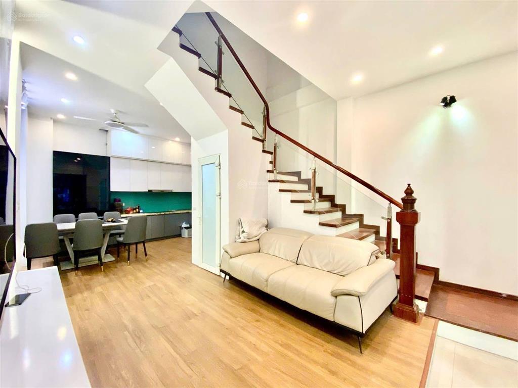 Tôi bán nhà phố hào nam 18m2, ngõ rộng ba gác vào tận cửa, giá chỉ 4tỷ35