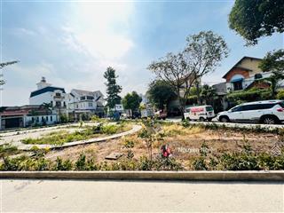 Mặt tiền đối diện công viên  gần chợ 5x18  đường 12m thông  tặng nhà c4