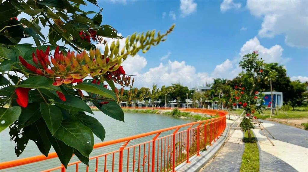 Kđt đông tăng long  cần bán gấp căn góc 2 mặt tiền, diện tích 111,6 m2, giá chỉ 10,x tỷ