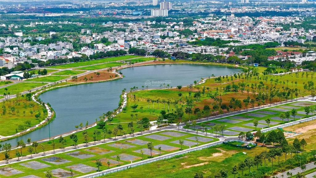 Kđt đông tăng long  cần bán gấp căn góc 2 mặt tiền, diện tích 111,6 m2, giá chỉ 10,x tỷ