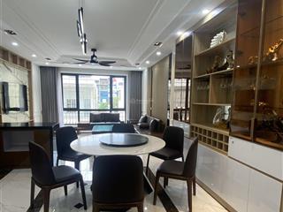 Nhà 5 tầng thang máy, dt 50m2, gara ô tô, khu vực rất đẹp và sầm uất.