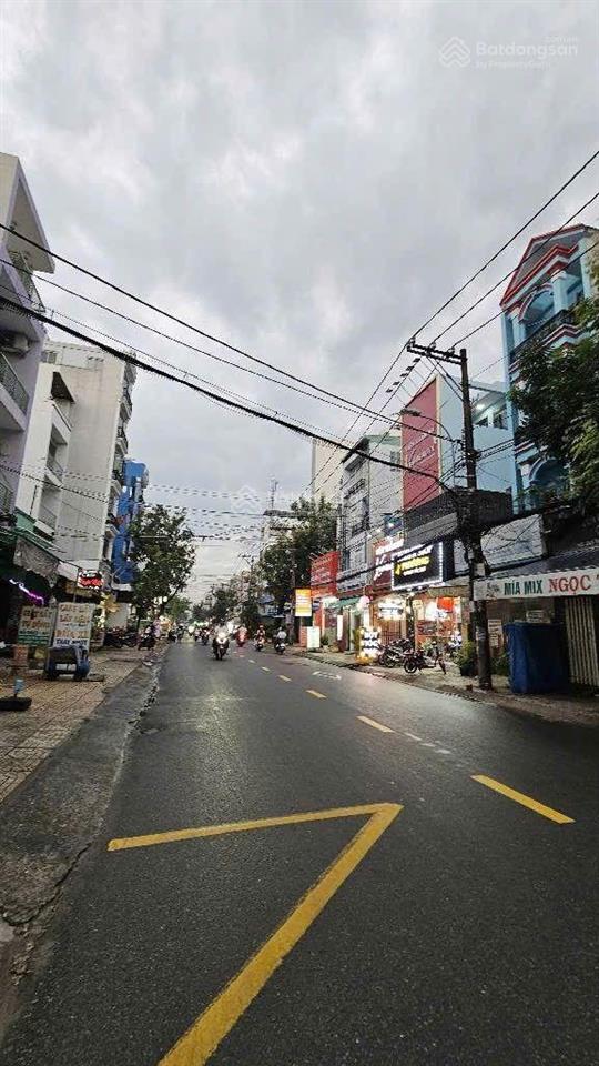 Hẻm 6m sau căn mt đường tân quý 3 tầng ngang 6.1x11.5m chỉ hơn 7 tỷ