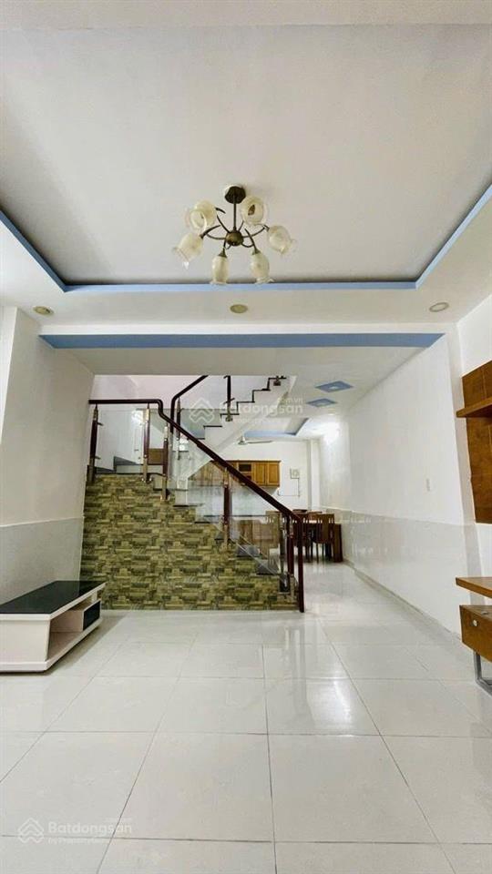 4.8 tỷ nhà đẹp 50m2 4x12.5m cách 3 căn ra mặt tiền đường tân quý, 2 tầng