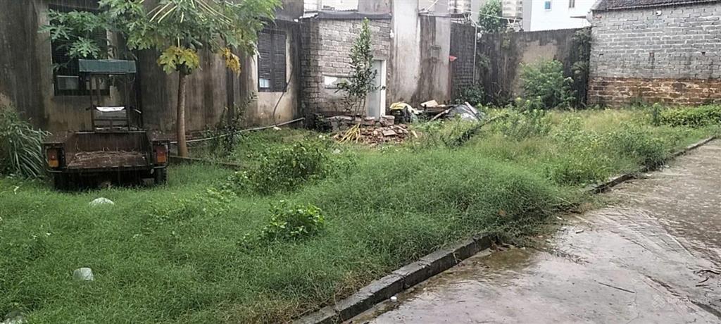 Bán đất sát chợ hữu văn thị trấn chúc sơn oto đỗ cửa.