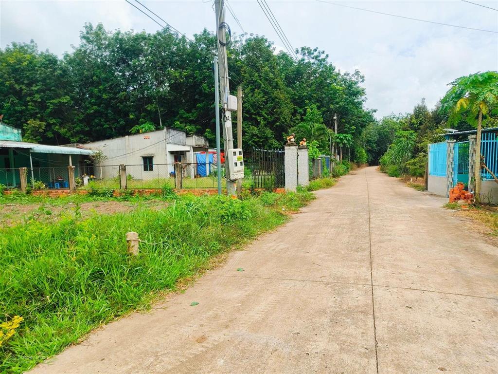 Bán lô đất 1 xẹt đường lớn ngay trung tâm xã diện tích 334,9m2 giá 670 triệu. gọi số 0782 903 ***