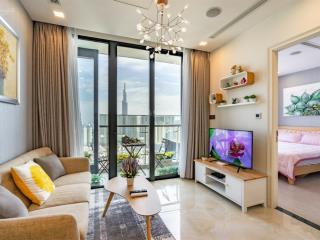 Giảm 1 tỷ! bán gấp ch 2pn vinhomes golden river view landmark 81 giá 12,5 tỷ (có sổ)  0903 147 ***