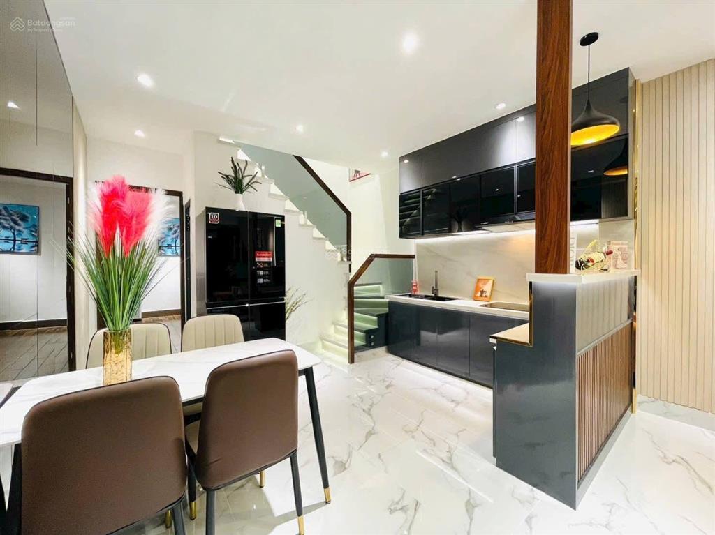 Bán nhanh căn nhà đẹp 50.4m2 ngay phổ quang, phú nhuận. giá 3 tỷ 410. shr, cực kì đắc địa