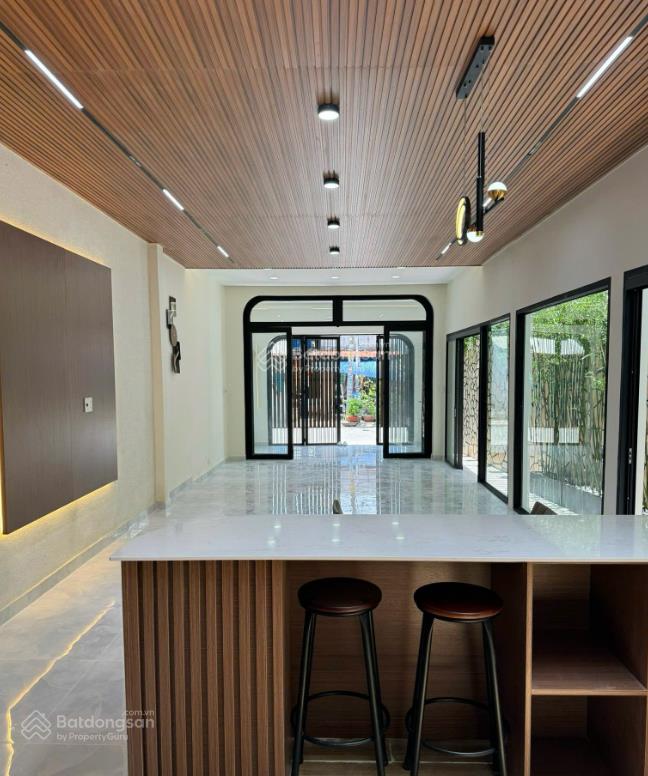 Bán nhà mặt tiền thương mại trung chánh hóc môn, 107m² nở hậu, nhà đẹp có nội thất, giá 6.2 tỷ