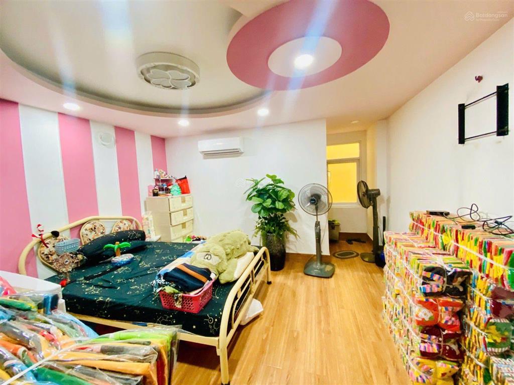 Hxh vào nhà 4 tầng phú thọ hoà cạnh chợ vải  4m x 17m  5pn mà chỉ nhỉnh 8 tỉ x