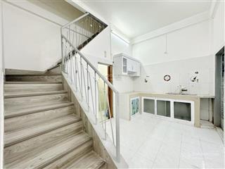 Bán nhà đường 4m sát hxh thích quảng đức 4.2m x 15.3m nhà còn mới dọn vào ở ngay