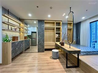 Chính chủ bán căn studio full đồ 32m2 toà i1 giá 2,6 tỷ bao phí.