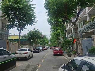 Tôi cần bán miếng đất ở gần vinhomes giảng võ, diện tích 246m2, mặt tiền 18m, giá 115 tỷ