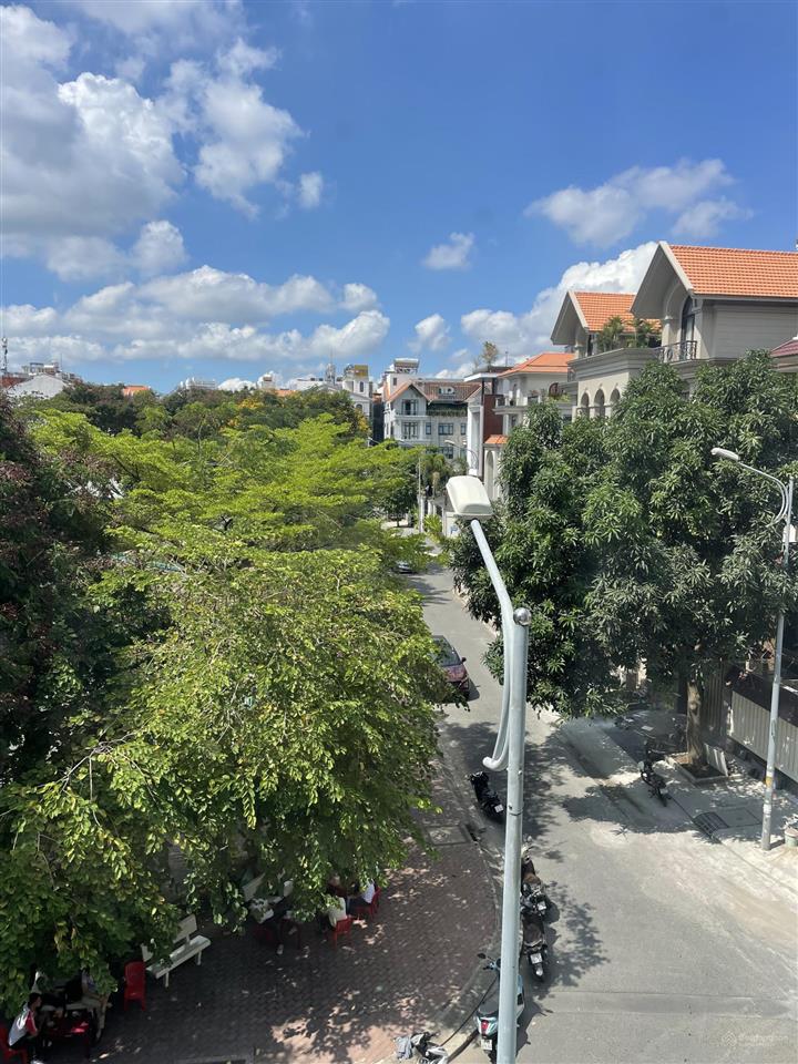 Biệt thự phố ngang 8mx18m, hồ cá koi, full nội thất italia, khu dân trí cao quận 7, chỉ 15.x tỷ