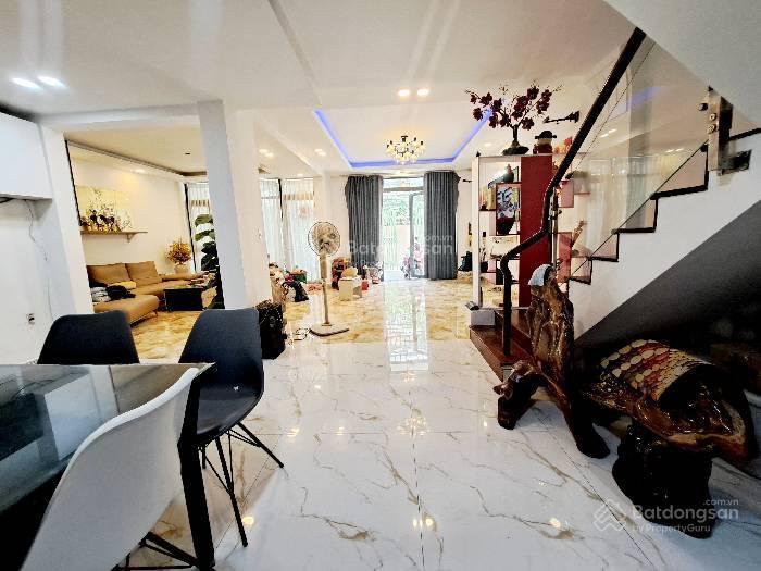 Biệt thự phố ngang 8mx18m, hồ cá koi, full nội thất italia, khu dân trí cao quận 7, chỉ 15.x tỷ