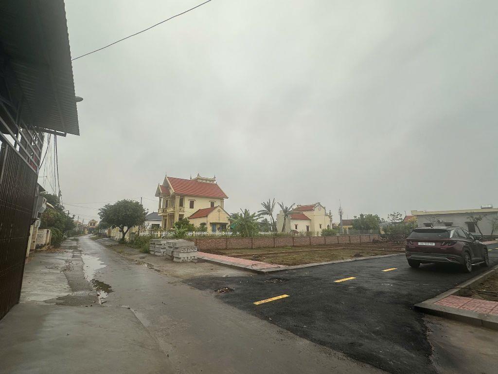 CẦN BÁN THỊ TRẤN QUẤT LÂM TRỤC CHÍNH XE KHÁCH NHỈNH 1 TỈ