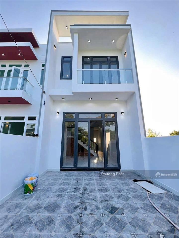 Bán gấp nhà 1 trệt 1 lầu sân xe hơi sổ hồng riêng thổ cư 100%, gần trường tiểu học tân phú