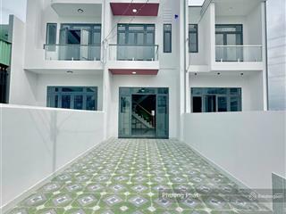 Giảm 350tr, bán gấp nhà 1 trệt 1 lầu mới xây kiên cố sổ riêng thổ cư 100% gần cây xăng đức hưng