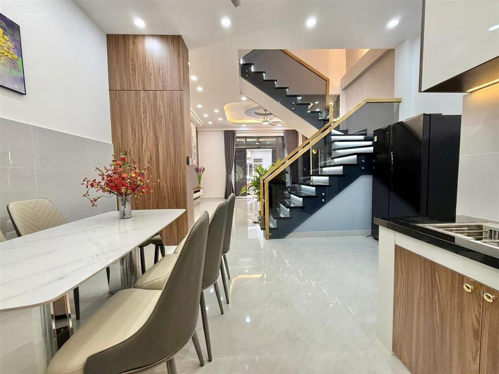 Siêu phẩm nhà phố bề ngang 5m ngay đặng minh khiêm, q11  65m2. 1 trệt 2 lầu. đường 6m