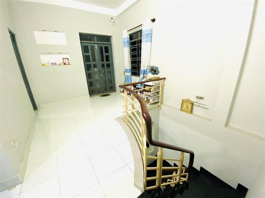 Giảm 1tỷ5 bán gấp nhà 3 tầng 71m2 hxh rộng 10m sát nhà ngay phan văn trị  chỉ 4,5 tỷ tl