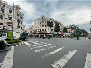 Cho thuê nhà nguyên căn khu đường hoa phú nhuận, sàn trống suốt, nội thất cơ bản có sân vườn