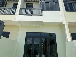 Bán 5 căn nhà phố sổ sẵn công chứng ngay, nằm trong lõi kcn phước đông, cho thuê 8tr/tháng