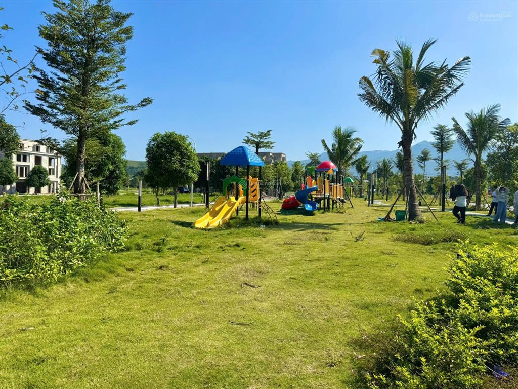 Bán gấp lô liền kề hơn 100m2 vị trí ngã 3 view công viên siêu đẹp, giá chỉ 25tr/m2 sổ sẵn sang tên