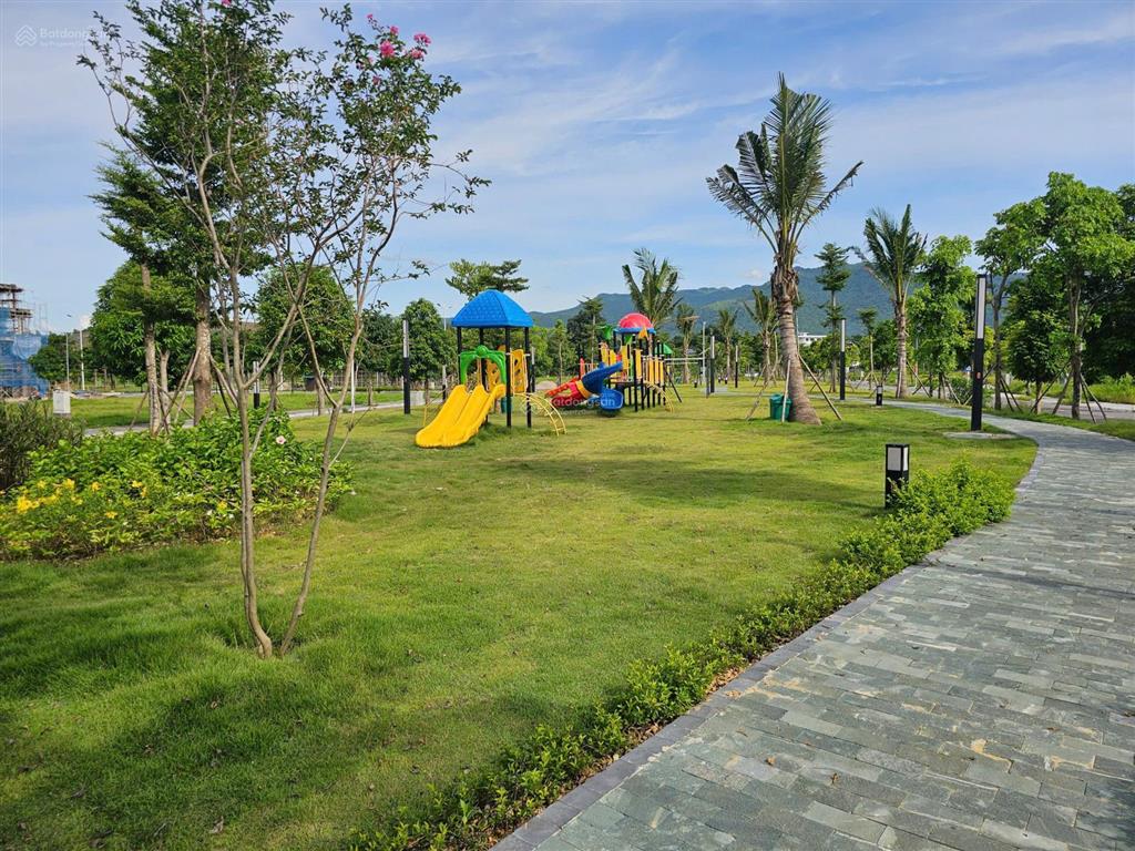 Bán gấp lô liền kề hơn 100m2 vị trí ngã 3 view công viên siêu đẹp, giá chỉ 25tr/m2 sổ sẵn sang tên