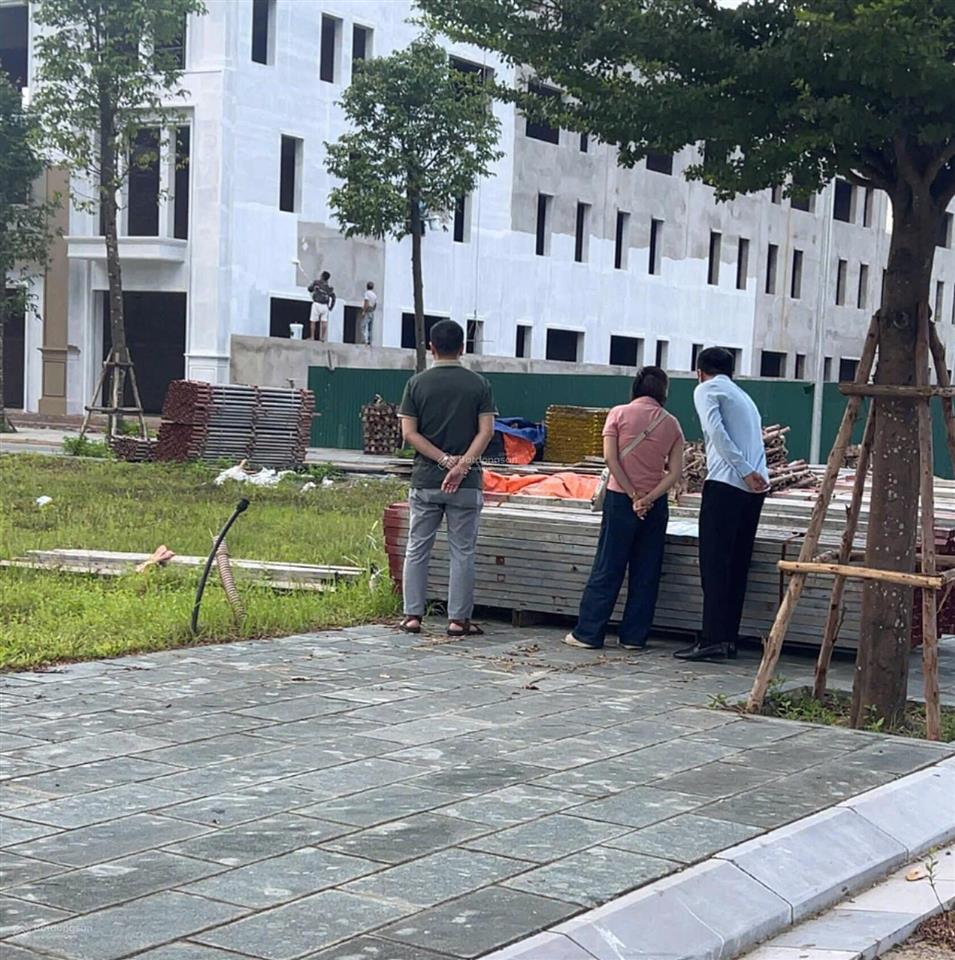 Bán gấp lô liền kề hơn 100m2 vị trí ngã 3 view công viên siêu đẹp, giá chỉ 25tr/m2 sổ sẵn sang tên