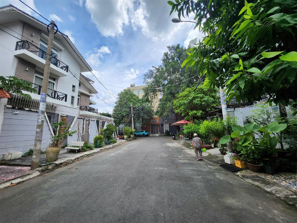 Cần bán gấp lô đất  mặt tiền kinh doanh  đường số 4, p7, gv  dt 4x17m (70m2)  giá chỉ 9,x tỷ tl