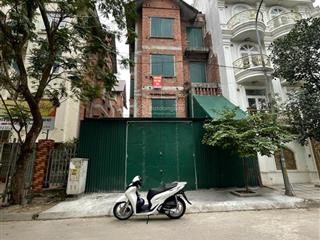 Biệt thự xây thô, ô chờ thang máy, vỉa hè rộng thênh thang, văn phòng quá đỉnh, cầu bươu tân triều