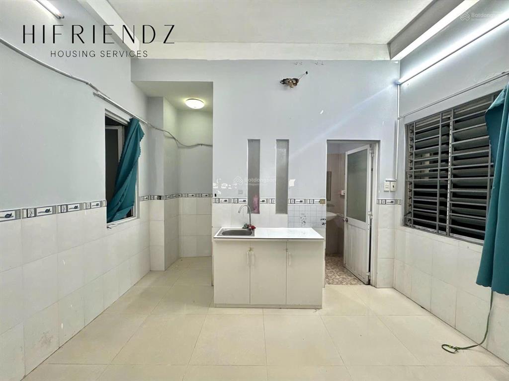 Phòng trọ 20m2 cửa sổ trời  có thang máy gần cầu nguyễn văn cừ  đhsg,đhsp,đh khtn,... ở liền