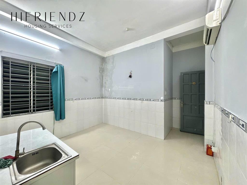 Phòng trọ 20m2 cửa sổ trời  có thang máy gần cầu nguyễn văn cừ  đhsg,đhsp,đh khtn,... ở liền