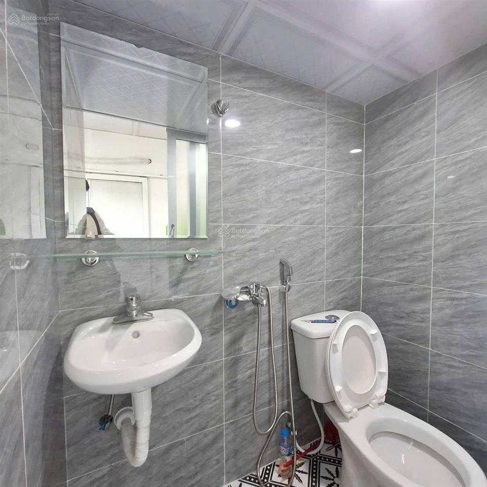 Chính chủ bán tt phố 8/3, 25m2, view sân chơi, giá 1 tỷ 2. gần đh bách khoa, kt quốc dân, xây dựng.