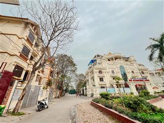 Chính chủ cần bán biệt thự lô góc 380m2, xây 3 tầng giá 59,5 tỷ.  0977 355 ***