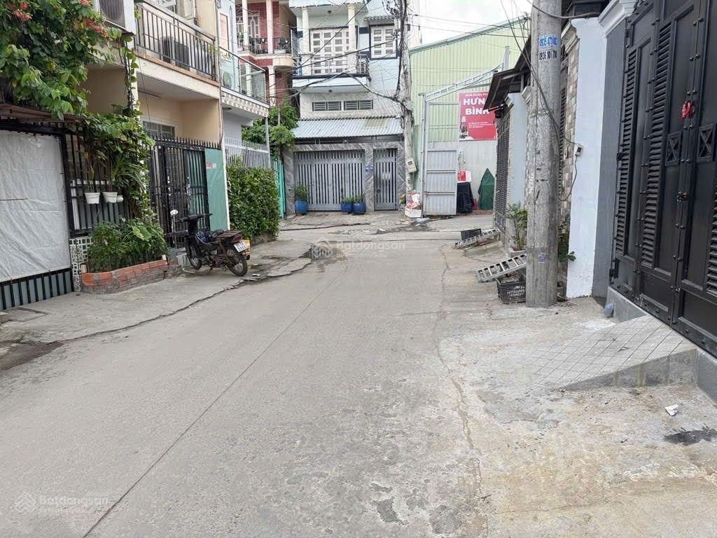 Bán kho xưởng cấp 4 đường hà huy giáp, phường thạnh xuân, q12, dt 246,3m(6,6x28).dòng tiền 15tr/th