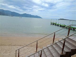 Biệt thự mặt biển nha trang  rất sang trọng và đẳng cấp. hơn 1200m2. gồm 23 phòng. giá 70 tỷ