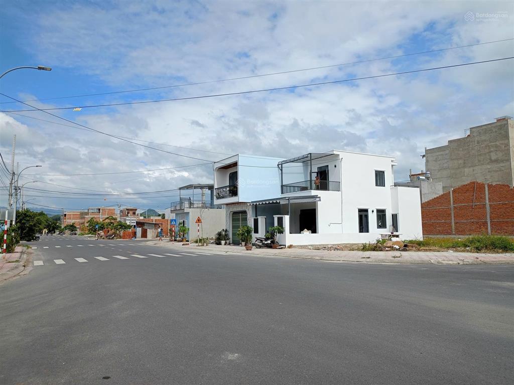 Lô góc 2 mặt tiền, khu tái định cư ngọc hiệp, nha trang. dt 86m2, ngang 4m. giá 53 tr/m2